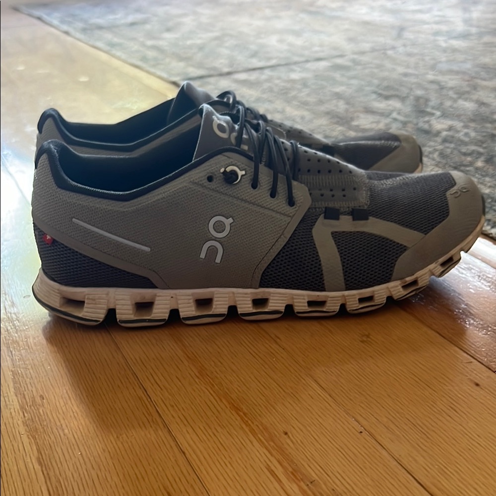 On Running women’s Cloud shoes size 8.5